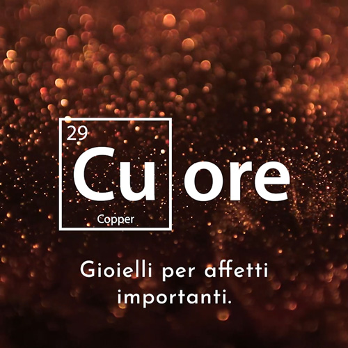 Immagine sfondo rosso con glitter con scritta "Cuore" e "Gioielli per affetti importanti".