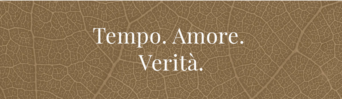 Sfondo dell'immagine con texture foglia, color beige. Con scritto sopra "Tempo.Amore."Verità".