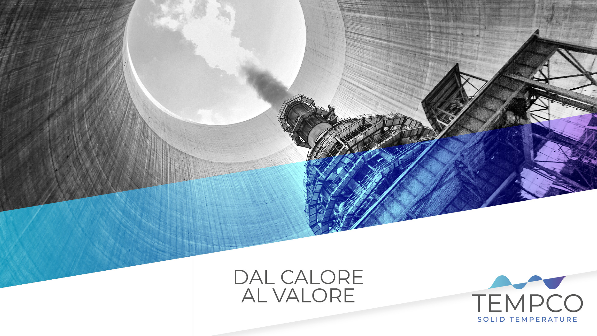 Immagine di una grande industria messa all'interno di un grande cono, da cui fuori esce del fumo che si fonde con le nuvole che si intravedono.