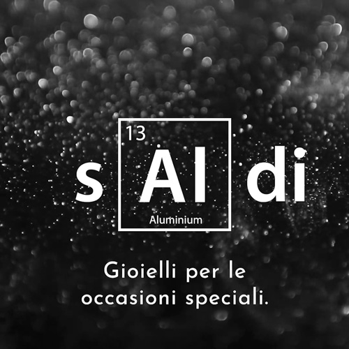 Immagine sfondo nero con glitter con scritta "Saldi" e "Gioielli per le occasioni speciali".